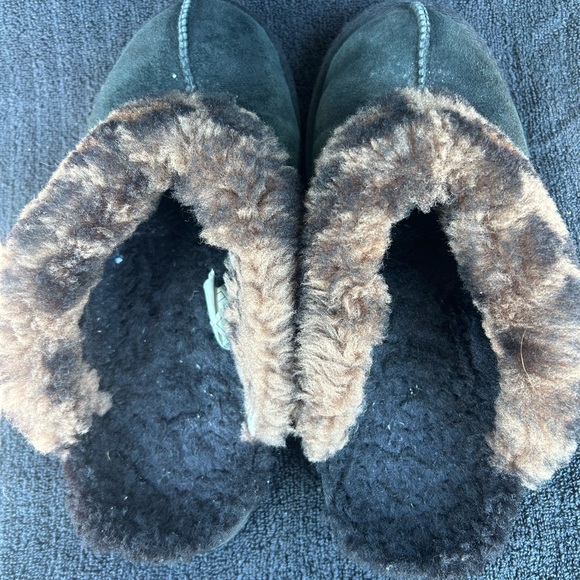 UGG woman’s black suede slippers with Faux Fur Trim size 7 - Picture 6 of 11